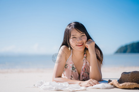 躺在海滩上放松的女孩图片