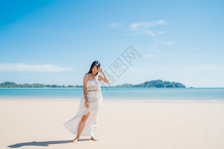 美丽女孩在海边的滩散步图片