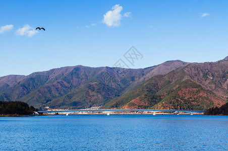 湖川口子桥和穆坦因在明亮美丽的冬天图片