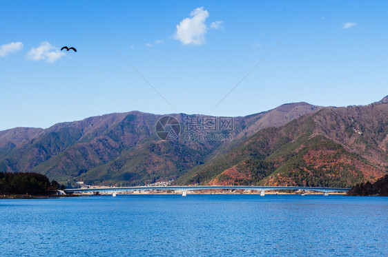 湖川口子桥和穆坦因在明亮美丽的冬天图片