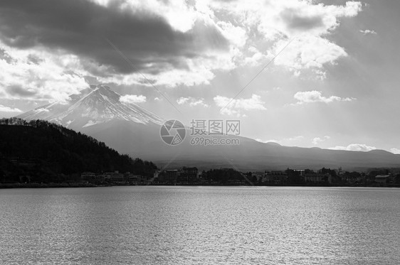 在寒冬黑色和白的图象下在川口子湖后面的fuji山后面在寒冬黑白的景象下和平水域海岸线图片