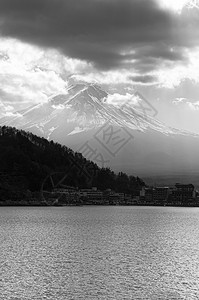 在寒冬黑色和白的图象下在川口子湖后面的fuji山后面在寒冬黑白的景象下和平水域海岸线图片