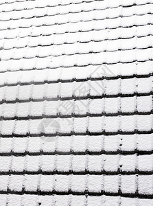 冬季雪盖屋顶砖块的抽象模式图片