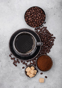 含有豆子和甘蔗糖立方块的土粉新鲜生有机咖啡茶以及浅底咖啡树叶的图片