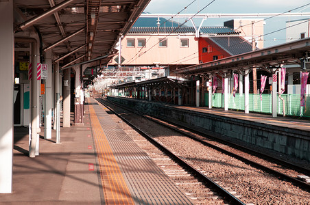 2018年5月3日本落火车站台冬季阳光下空日本落jr和fuiky之间的交换站fujitozandesha线图片