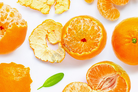 由白色背景上孤立的新鲜橙色柑橘水果制成的架子图片