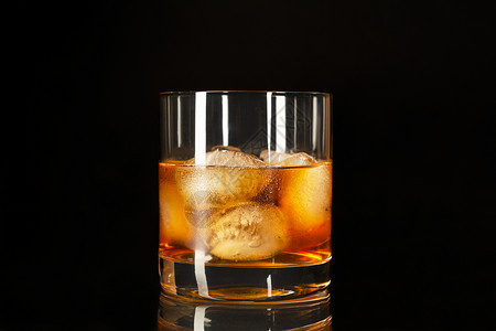 黑色背景的经典威士忌高球复制太空威士忌图片
