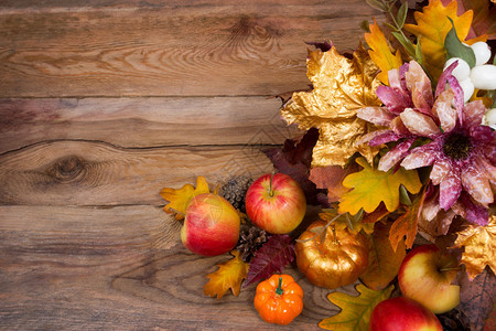金叶南瓜苹果和紫花的感恩品装饰图片