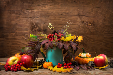 感谢恩的桌中央设计器上面有绿的圆点花瓶有罗兰果和树木背景上的叶子复制空间图片
