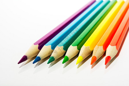 红橙黄绿蓝色紫小孩和彩色铅笔作为艺术家第一步的象征图片
