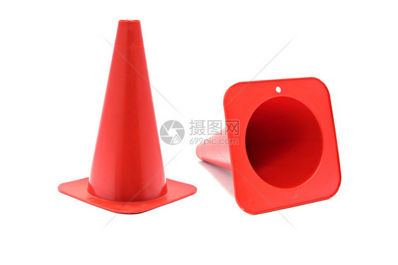 红塑料锥形白色背景上隔离反射条纹道路锥形信号图片