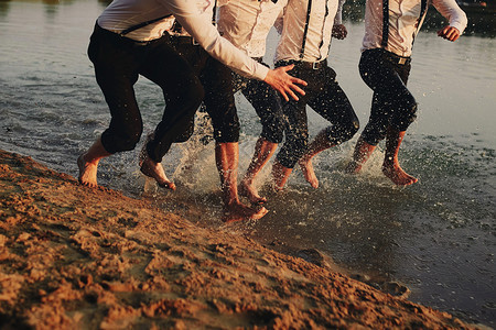 男人光脚在水中奔跑玩耍图片