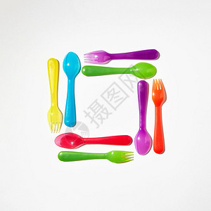 多色塑料叉子和勺方形浅灰色背景复制空间平面彩色塑料餐具的方形浅色背景图片