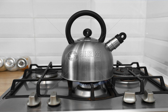 煤气炉子上沸水煤气炉子上沸水壶图片