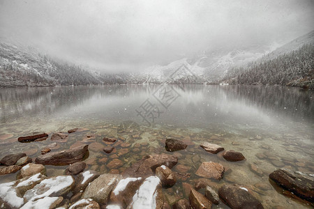 冬天的山湖图片