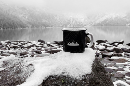 冬季山湖背景上的黑杯图片