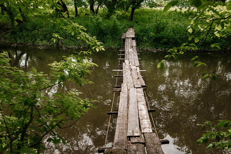 旧木桥小河上的与自然相连的桥梁与自然相连的桥梁图片