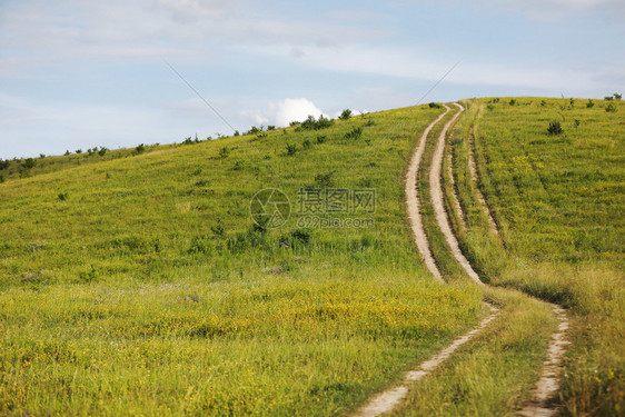 带路的美丽山景通往丘的公路选择焦点可爱山景带路地图片