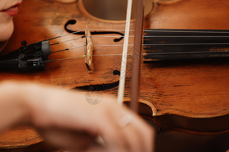 棕色乐团小提琴键盘上的手指弓小提琴键盘上的手指图片