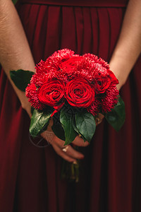 粉红色玫瑰白康乃馨绿花朵和带丝的绿色花朵关闭侧观婚礼装饰艺术美丽的婚礼花束漂亮的婚礼花束时尚的婚礼花束粉红色玫瑰白康乃馨和绿花朵图片