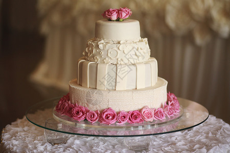 在活动空间婚礼蛋糕餐桌上的婚礼蛋糕美丽多彩的婚礼蛋糕的装饰在活动空间的盛装图像图片
