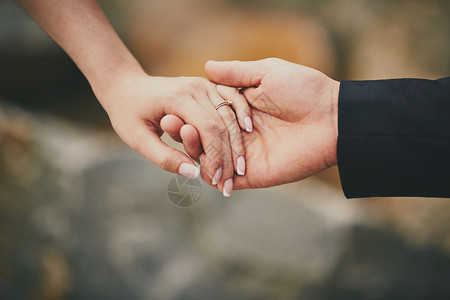 一对夫妇相爱的握手图片素材