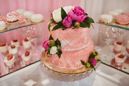 婚礼的粉色蛋糕图片