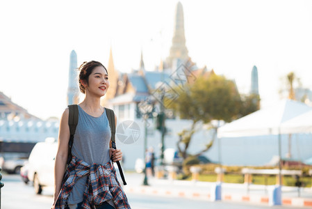 旅行者是亚洲女在泰国的bangkothailnd背负式女中旅行和散步快乐地渡过节假旅行图片