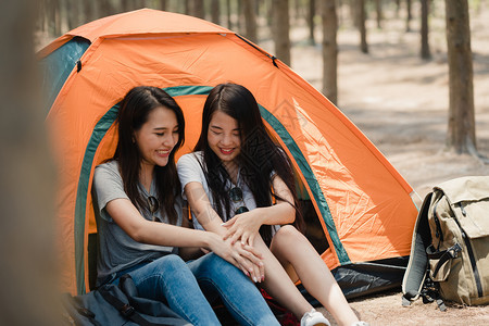 igbtq女者在森林中露营或野餐少女享受在帐篷前聊天的时光图片