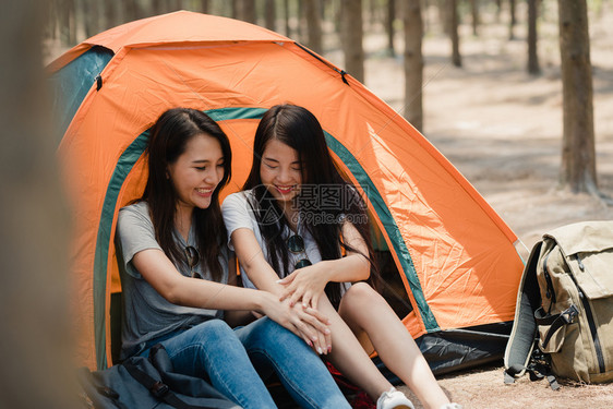 igbtq女者在森林中露营或野餐少女享受在帐篷前聊天的时光图片