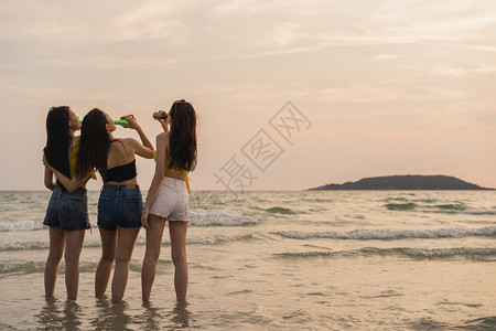 一群少女在海滩喝啤酒图片