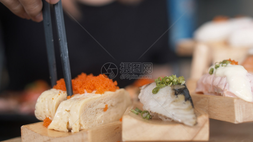 在日本餐厅吃寿司年轻女拿着筷子在夏天午餐时间吃鲑鱼寿司高清图片下载 正版图片 摄图网 在日本餐厅吃寿司年轻女拿着筷子在夏天午餐时间吃鲑鱼寿司高清图片下载 正版图片 摄图网