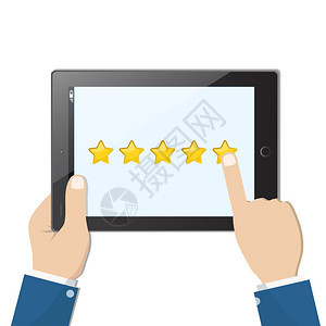 手握黑色平板电脑和屏幕上的黄星男人选择进行评分和投票价的概念图片