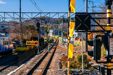 2018shimoydaJpn铁路口有交通灯信号工在Fujiky铁路线shimoyda站车道上履行检查义务背景图片