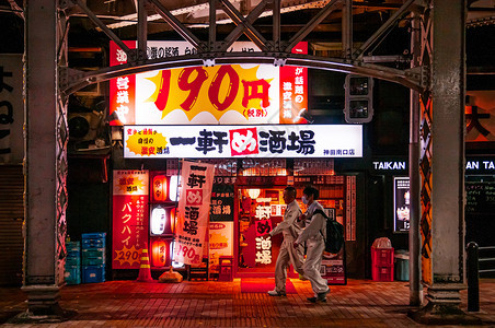 2018tokyJapnizky酒吧和夜街餐厅有亮号当地人在KandJr站附近的小街上行走背景图片