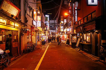 2018tokyJapnizky酒吧和夜街餐厅有亮号当地人在KandJr站附近的小街上行走图片