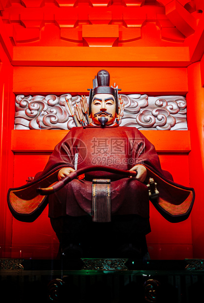 2018托基奥japnkdMyojin圣殿红战神装扮的木制像护雕并在主门前顶着弓大部分日本圣殿或寺庙都有这样的守护神雕像图片