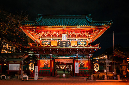 2018年月4日东京雅潘康达Myojin圣殿古老的大门在夜深的黑暗中成长图片