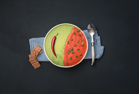 红绿汤盘番茄和菠菜奶油汤平板健康食品素图片