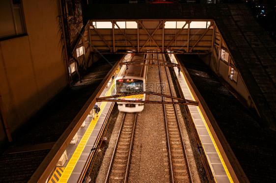 2018tkyojapntkyojrchuo列车在晚上接近ochanmizu站台平图像从高角度拍摄图片
