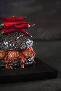 黑盘和色装饰品的辣椒酱圣诞食品奇怪的黑面包汉堡奇怪的食物图片