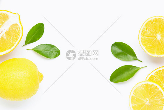白色背景上切片的新鲜柠檬复制空间图片