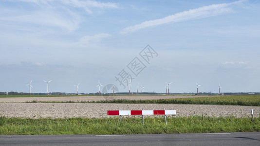 夏季在蓝天下杜特奇省薯兰地蓝天下形成红色和白交通警示风力涡轮机图片