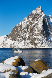 冬天的美丽挪威风景渔船漂泊的岛屿北边图片