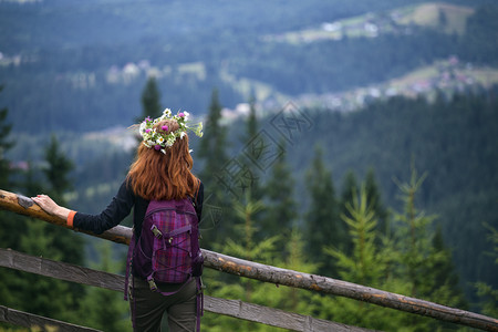 跳出舒适圈女孩在山里的野花圈背景