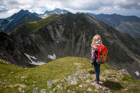 小女孩徒步旅行者在山上的一条小路转口fogars罗马尼亚图片