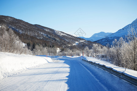 冬季的山脉道路和荒岛图片