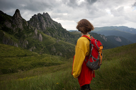 旅游女孩站在小径上和背景的ciuas山上图片