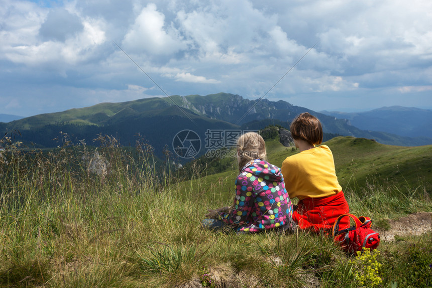 高山女旅游客放松图片