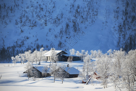 传统挪威木屋和远处的山峰北南图片
